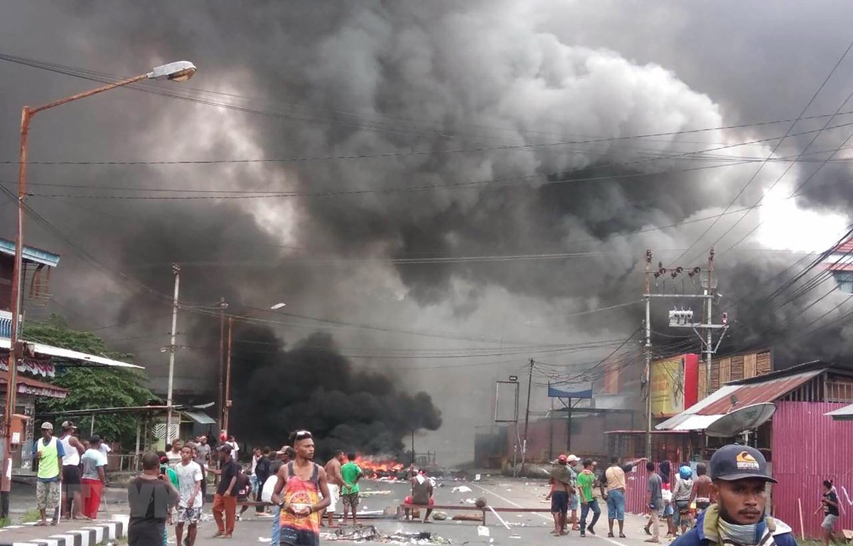 Khói bốc lên tại khu vực người biểu tình bạo động ở Manokwari, Papua, Indonesia ngày 19-8. (Ảnh: AFP/TTXVN)