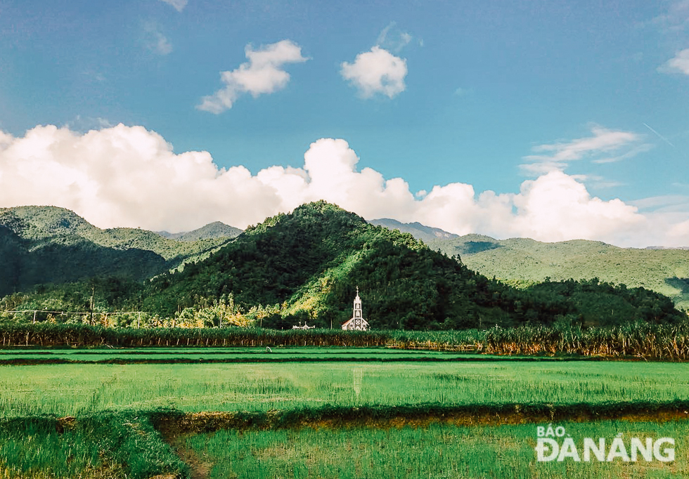Nhà thờ Hội Yên (thôn Nam Yên, xã Hòa Bắc, huyện Hòa Vang) nhìn từ cánh đồng Hội Yên. Ảnh: HOÀNG TRUNG