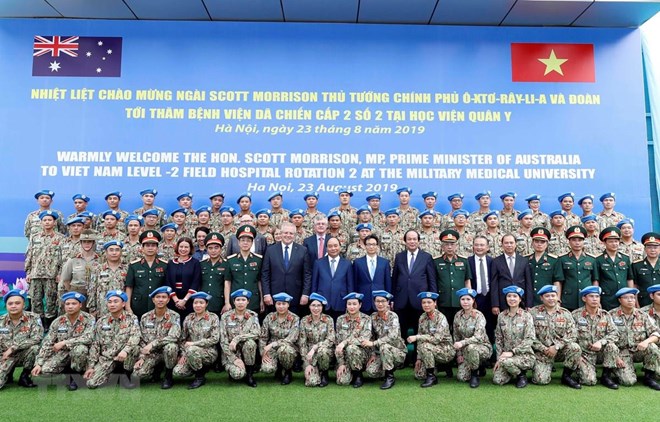 Prime Minister Nguyen Xuan Phuc and his Australian counterpart Scott Morrison on August 23 visit the Vietnam People’s Army’s Level-2 Field Hospital No. 2 at the Hanoi-based Military Medical University. (Photo: VNA)