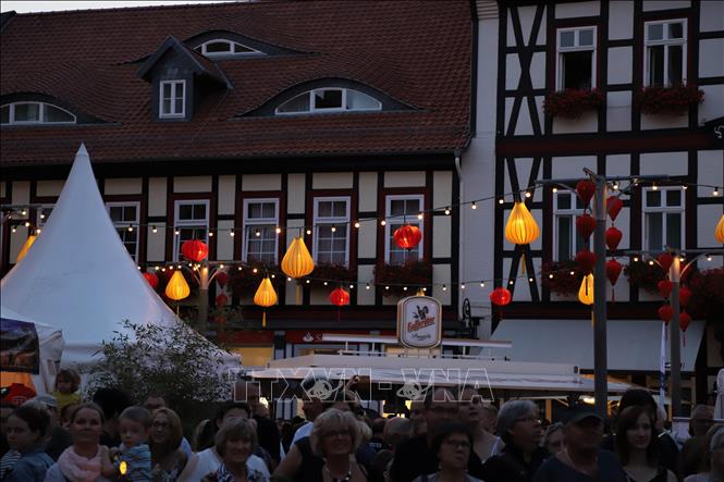Sắc màu đèn lồng rực rỡ trong Lễ hội đèn lồng Hội An lần thứ hai tại Đức. 