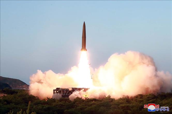 Một vụ thử tên lửa đạn đạo của Triều Tiên tại khu vực gần thị trấn biển Wonsan ngày 25-7-2019 (ảnh do Hãng thông tấn KCNA của Triều Tiên đăng phát ngày 26-7-2019). Ảnh: AFP/TTXVN