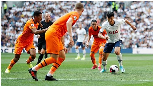 Son Heung-min (trắng) luôn bị theo sát bởi ít nhất hai cầu thủ Newcastle. Ảnh: Premier League.