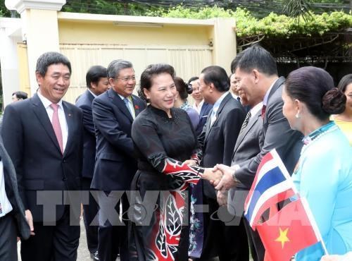 National Assembly Chairwoman Nguyen Thi Kim Ngan met with the staff of the Vietnamese Embassy in Bangkok and representatives of the Vietnamese community in Thailand on August 25. (Photo: VNA)