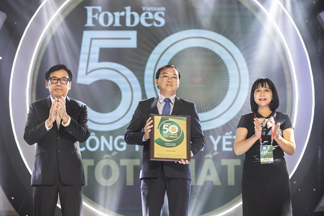 Ông Lê Thành Liêm, Giám đốc điều hành Tài chính Vinamilk nhận kỷ niệm chương của Forbes Việt Nam trong lễ vinh danh “50 công ty niêm yết tốt nhất Việt Nam 2019”.