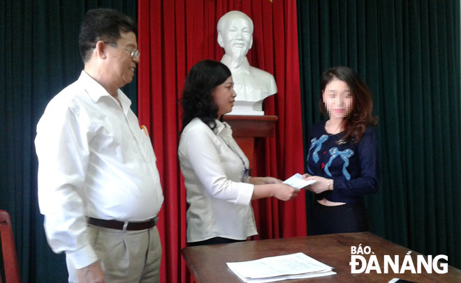 Lãnh đạo UBND và Hội CCB phường Bình Thuận tặng quà, thăm hỏi, động viên H.T.T.N.