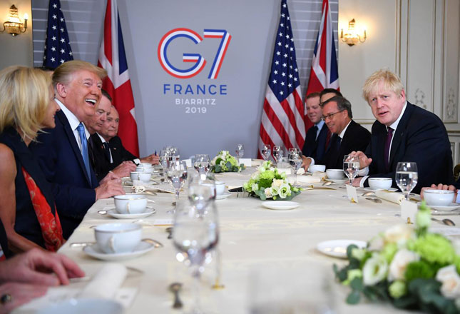 Tổng thống Mỹ Donald Trump (trái) và Thủ tướng Anh Boris Johnson gặp gỡ song phương bên lề hội nghị thượng đỉnh G7 ở Biarritz (Pháp). Các nhà lãnh đạo G7 bày tỏ lo ngại cuộc chiến thương mại Mỹ - Trung làm sụt giảm tăng trưởng kinh tế toàn cầu. Ảnh: Reuters