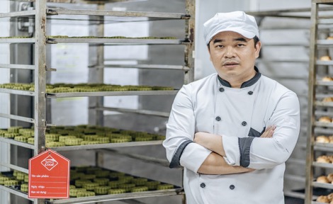 Nghệ nhân Nguyễn Văn Trung cho biết, bếp VinMart Cook đã thử nghiệm tới 60 vị khác nhau trước khi quyết định lựa chọn 4 vị bánh cao cấp phù hợp để tung ra thị trường.