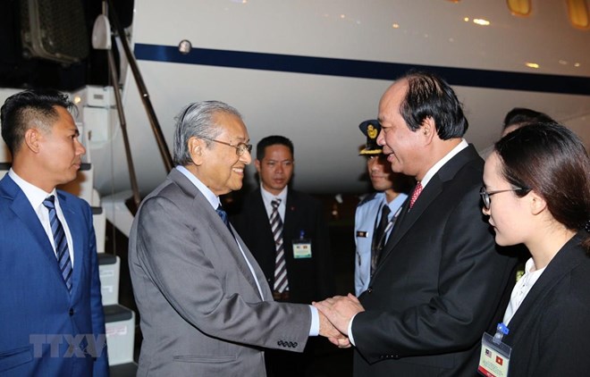 Malaysian Prime Minister Mahathir Mohamad (second from left) is welcomed at Noi Bai International Airport. (Photo: VNA)