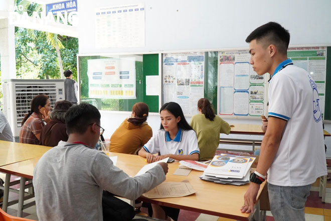 Hướng dẫn sinh viên làm thủ tục nhập học tại Trường Đại học Bách khoa (ĐH Đà Nẵng).