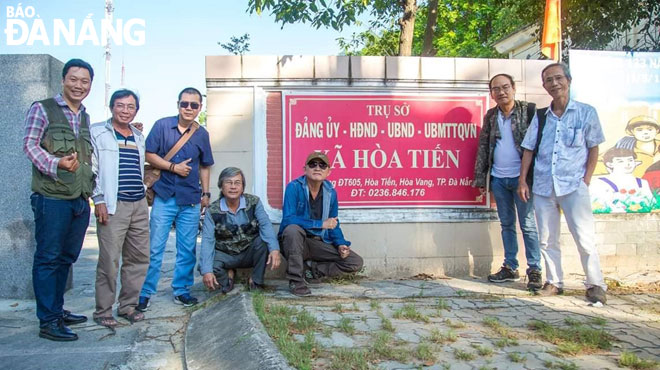 Các nghệ sĩ nhiếp ảnh của Hội Nhiếp ảnh nghệ thuật thành phố tác nghiệp tại xã Hòa Tiến, huyện Hòa Vang. 					        Ảnh: HUỲNH VĂN TRUYỀN