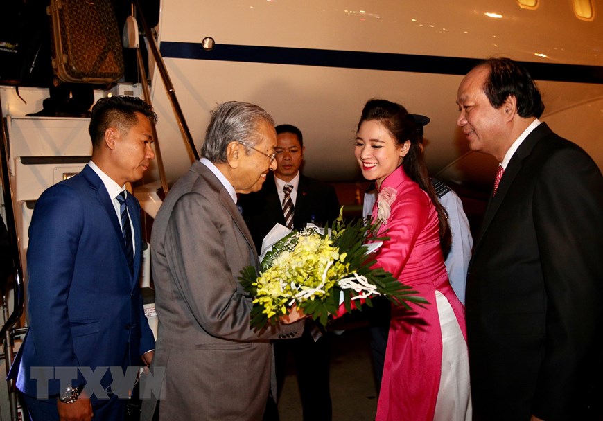 Tối 26/8, Thủ tướng Malaysia Mahathir Mohamad đến sân bay quốc tế Nội Bài (Hà Nội) bắt đầu thăm chính thức Việt Nam từ 27 đến 28/8 theo lời mời của Thủ tướng Nguyễn Xuân Phúc. Trong ảnh: Bộ trưởng, Chủ nhiệm Văn phòng Chính phủ Mai Tiến Dũng đón Thủ tướng Malaysia Mahathir Mohamad. (Ảnh: Dương Giang/TTXVN)