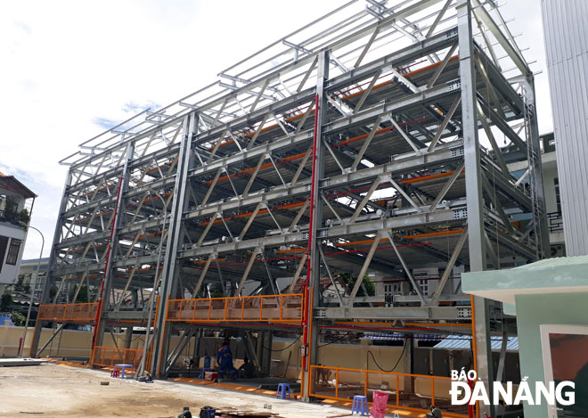 The modern parking garage project at 255 Phan Chau Trinh is nearing completion to ensure its inauguration on 2 September