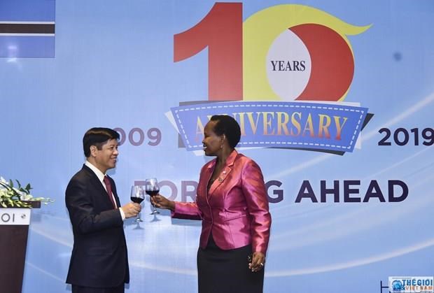 Deputy Foreign Minister Tran Quoc Cuong (L) and Botswana’s Minister of Foreign Affairs and International Cooperation Unity Dow at the celebration (Photo: baoquocte.vn)