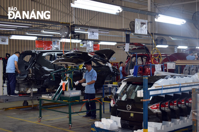 Lãnh đạo thành phố yêu cầu các cấp, ngành, đơn vị liên quan sử dụng hợp lý quỹ đất hiện có cũng như đẩy nhanh tiến độ hình thành các khu, cụm công nghiệp mới. TRONG ẢNH: Hoạt động sản xuất tại nhà máy sản xuất ô-tô Nissan của Công ty TNHH TCIE Việt Nam tại Đà Nẵng.