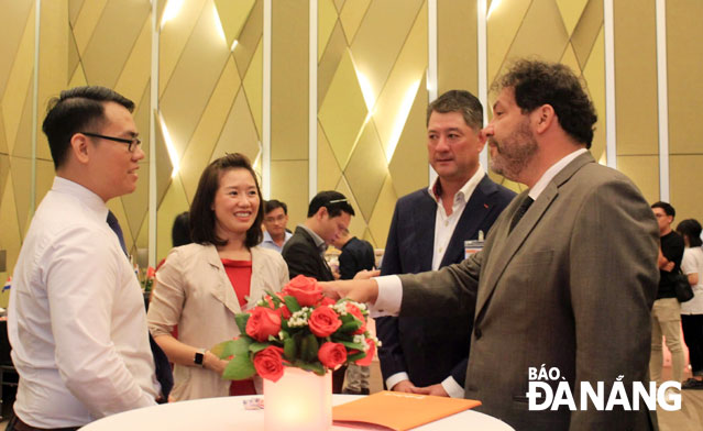 Tổng Lãnh sự Hà Lan tại TP. Hồ Chí Minh Carel Richter (ngoài cùng bên phải) trao đổi với các doanh nghiệp Hà Lan và Đà Nẵng. Ảnh: KHANG NINH