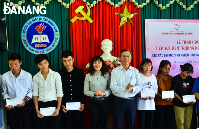 Đại diện Hội Nhà báo thành phố Đà Nẵng và VNPT Đà Nẵng trao học bổng cho các em học sinh nghèo của Trường THPT Hiệp Đức.