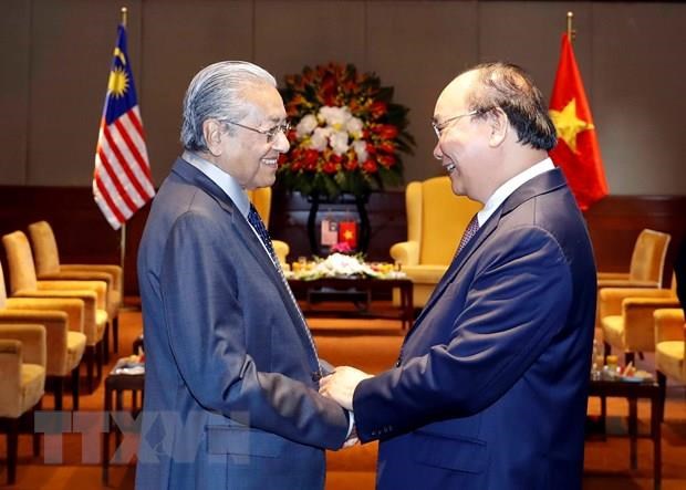 Malaysian Prime Minister Mahathir Mohamad (left) and his Vietnamese counterpart Nguyen Xuan Phuc (Photo: VNA)