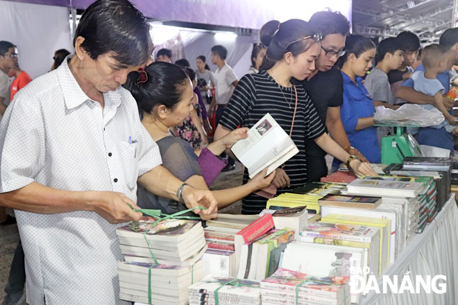 Người dân rất quan tâm đến sách và tham gia đều đặn các hội sách diễn ra trên địa bàn thành phố. (Ảnh chụp tại Hội sách Thanh Khê)
