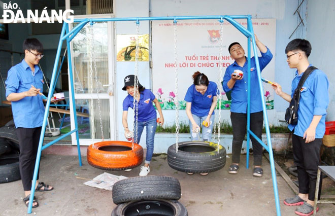 Đoàn viên, thanh niên quận Thanh Khê sơn xích đu làm từ lốp xe.