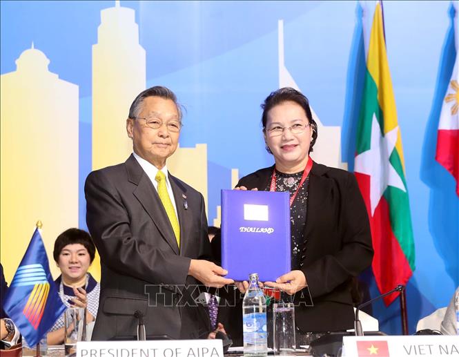 Chủ tịch Quốc hội Nguyễn Thị Kim Ngân tiếp nhận Chủ tịch AIPA 41 từ Thái Lan. Ảnh: Trọng Đức/TTXVN