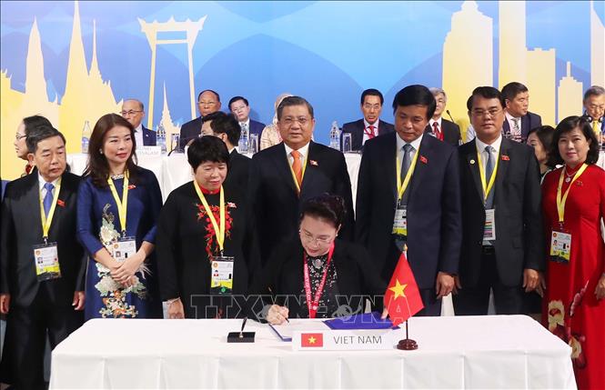 Chủ tịch Quốc hội Nguyễn Thị Kim Ngân ký Tuyên bố chung tại Lễ bế mạc AIPA 40. Ảnh: Trọng Đức/TTXVN