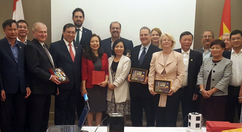 Chairman Tho (4th left) and participating businesspeople at the roundtable talk