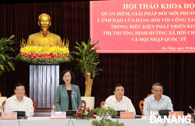 Ủy viên Bộ Chính trị, Bí thư Trung ương Đảng, Trưởng ban Dân vận Trung ương Trương Thị Mai (thứ hai, bên trái) phát biểu kết luận hội thảo. Ảnh: TRỌNG HÙNG