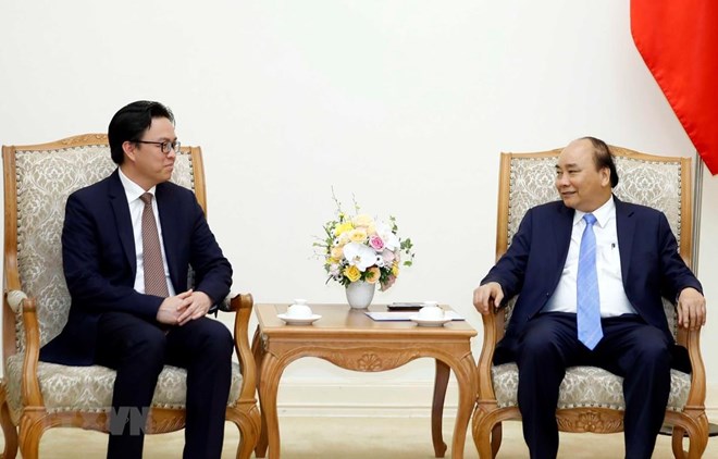 Prime Minister Nguyen Xuan Phuc (right) and outgoing Cambodian Ambassador Prak Nguon Hong (Photo: VNA)