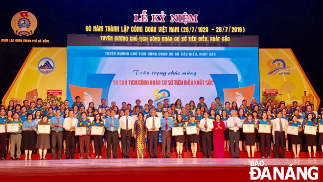 Lãnh đạo thành phố và Tổng Liên đoàn Lao động Việt Nam cùng 90 Chủ tịch Công đoàn cơ sở tiêu biểu tại lễ kỷ niệm 90 năm Ngày thành lập Công đoàn Việt Nam và trao “Giải thưởng 28 tháng 7” do Liên đoàn Lao động thành phố tổ chức.