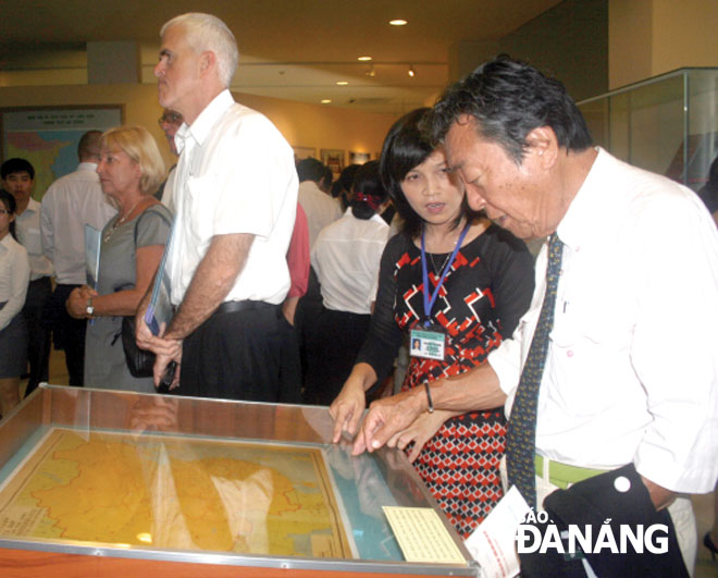 Du khách xem triển lãm về Hoàng Sa tại Bảo tàng Đà Nẵng. Ảnh: S.TRUNG