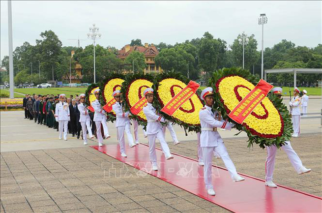 Đoàn đại biểu Ban Chấp hành Trung ương Đảng, Quốc hội, Chủ tịch nước, Chính phủ, Ủy ban Trung ương Mặt trận Tổ quốc Việt Nam đặt vòng hoa, vào Lăng viếng Chủ tịch Hồ Chí Minh. Ảnh: Doãn Tấn/TTXVN