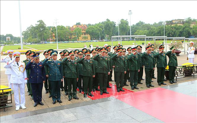 Đoàn đại biểu Quân ủy Trung ương và Bộ Quốc phòng tới đặt vòng hoa và vào Lăng viếng Chủ tịch Hồ Chí Minh. Ảnh: Doãn Tấn/TTXVN