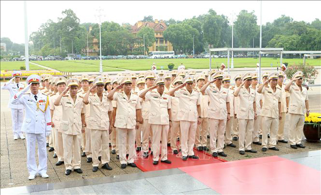 Đoàn đại biểu Đảng ủy Công an Trung ương và Bộ Công an tới đặt vòng hoa, vào Lăng viếng Chủ tịch Hồ Chí Minh. Ảnh: Doãn Tấn/TTXVN