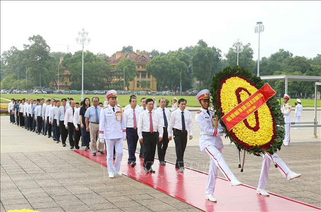 Đoàn đại biểu Bộ Ngoại giao tới đặt vòng hoa, vào Lăng viếng Chủ tịch Hồ Chí Minh. Ảnh: Doãn Tấn/TTXVN 