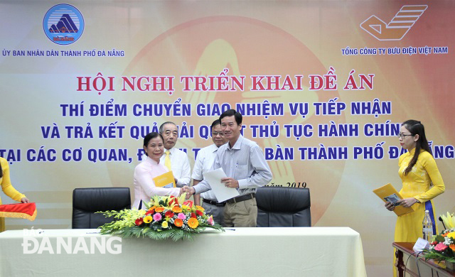 Giám đốc Bưu điện Đà Nẵng và đại diện các đơn vị ký kết hợp đồng chuyển giao nhiệm vụ. Ảnh: LAM PHƯƠNG