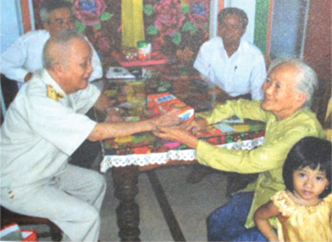 Thiếu tướng Trần Tiến Cung thăm một gia đình có công cách mạng ở xã Điện Trung. (Ảnh chụp lại)