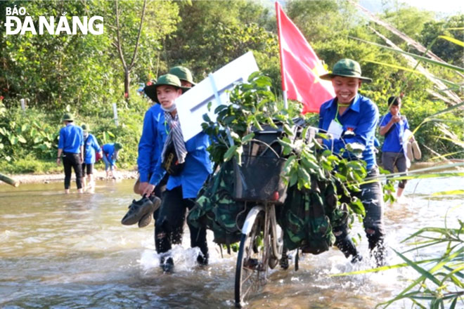 Tuổi trẻ Hòa Vang tiếp nối truyền thống cách mạng, khắc họa lại những giây phút thồ hàng của quân và dân trong kháng chiến. 