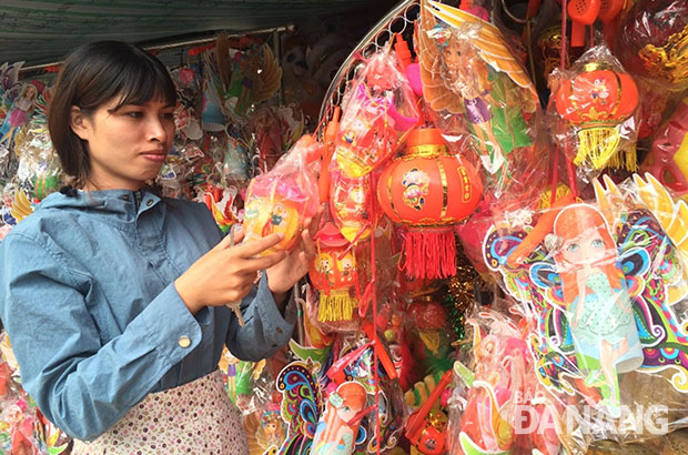 A local shopper buying a lantern