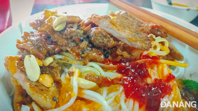 A bowl of ‘bun thit nuong’ with roasted peanuts, fried shallot and sweet chili sauce on top