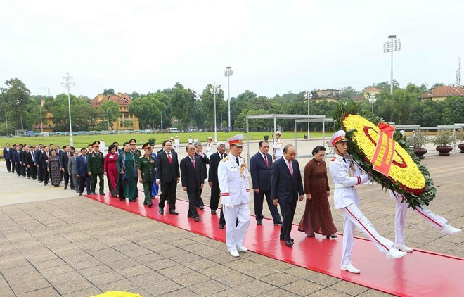 The delegation of national leaders at President Ho Chi Minh's mausoleum in Ha Noi (Photo: VNA)