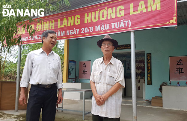 Ông Nguyễn Công Em (phải) và anh Phạm Thế Quý trước đình Hương Lam vừa được dựng tạm để có nơi hương khói.