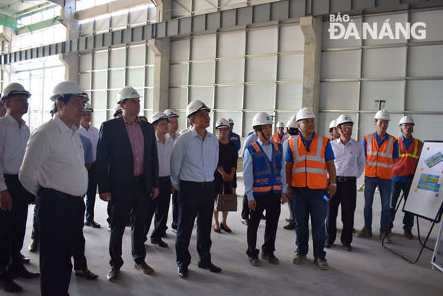 Da Nang Party Committee Secretary Truong Quang Nghia and municipal People’s Committee Chairman Huynh Duc Tho visiting the 170 million US$ Sunshine aerospace components manufacturing factory developed by the Universal Alloy Corporation-UAC at the Hi-tech Park.     