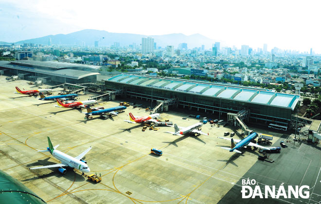 Sân bay quốc tế Đà Nẵng là cảng hàng không lớn nhất khu vực miền Trung-Tây Nguyên và lớn thứ ba của Việt Nam.