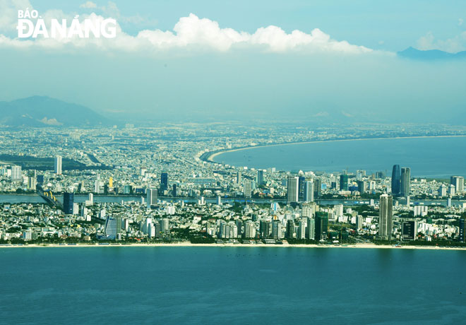 Từ Biển Đông nhìn về trung tâm thành phố.