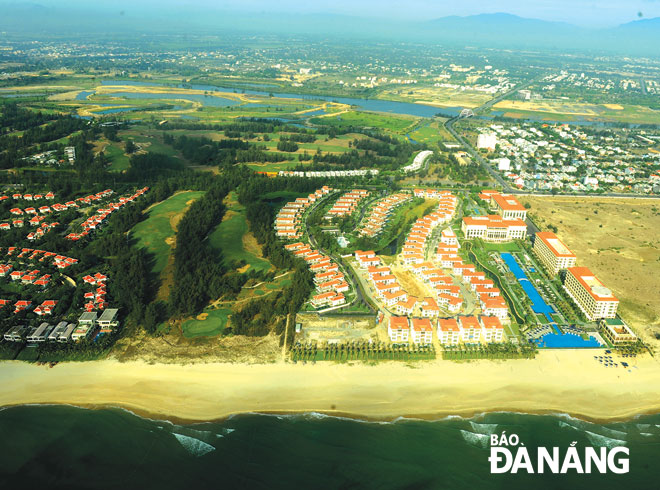 Một khu nghỉ mát hiện đại với không gian xanh bao phủ tọa lạc ven biển trên đường Trường Sa.