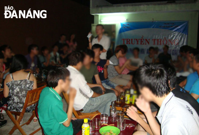 Các MSM tham gia buổi truyền thông về phòng chống HIV/AIDS tại Đà Nẵng.