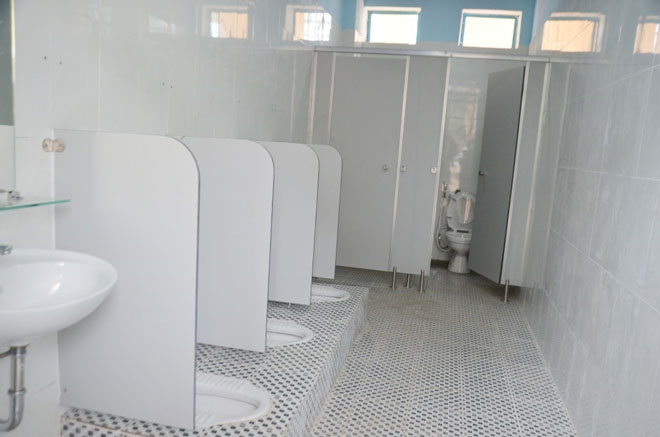 Khu vệ sinh nữ thiết kế khi đi tiểu tiện phải quay đầu ra ngoài, vách ngăn hẹp bất tiện cho học sinh nữ.