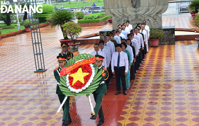 The wreath carrying the words ‘Eternal Gratitude to the Heroic Martyrs’