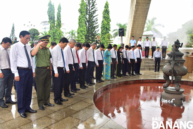 The participants observing a minute’s silence to commemorate the heroic martyrs who laid down their lives for the nation’s re-unification