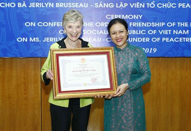 Ambassador Nguyen Phuong Nga bestows PeaceTrees Vietnam Founder Jerilyn Brusseau with the Order of Friendship in recognition for her efforts to heal war wounds in Vietnam. (Photo: VNA)